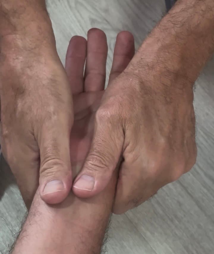 Movilización manual de la muñeca tras una fractura en consulta de fisioterapia en Mairena del Aljarafe