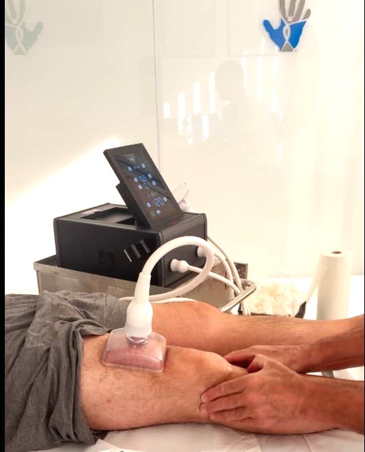 Maquinaria de vanguardia, descompresión muscular negativa, para preparar el tejido antes del ejercicio.